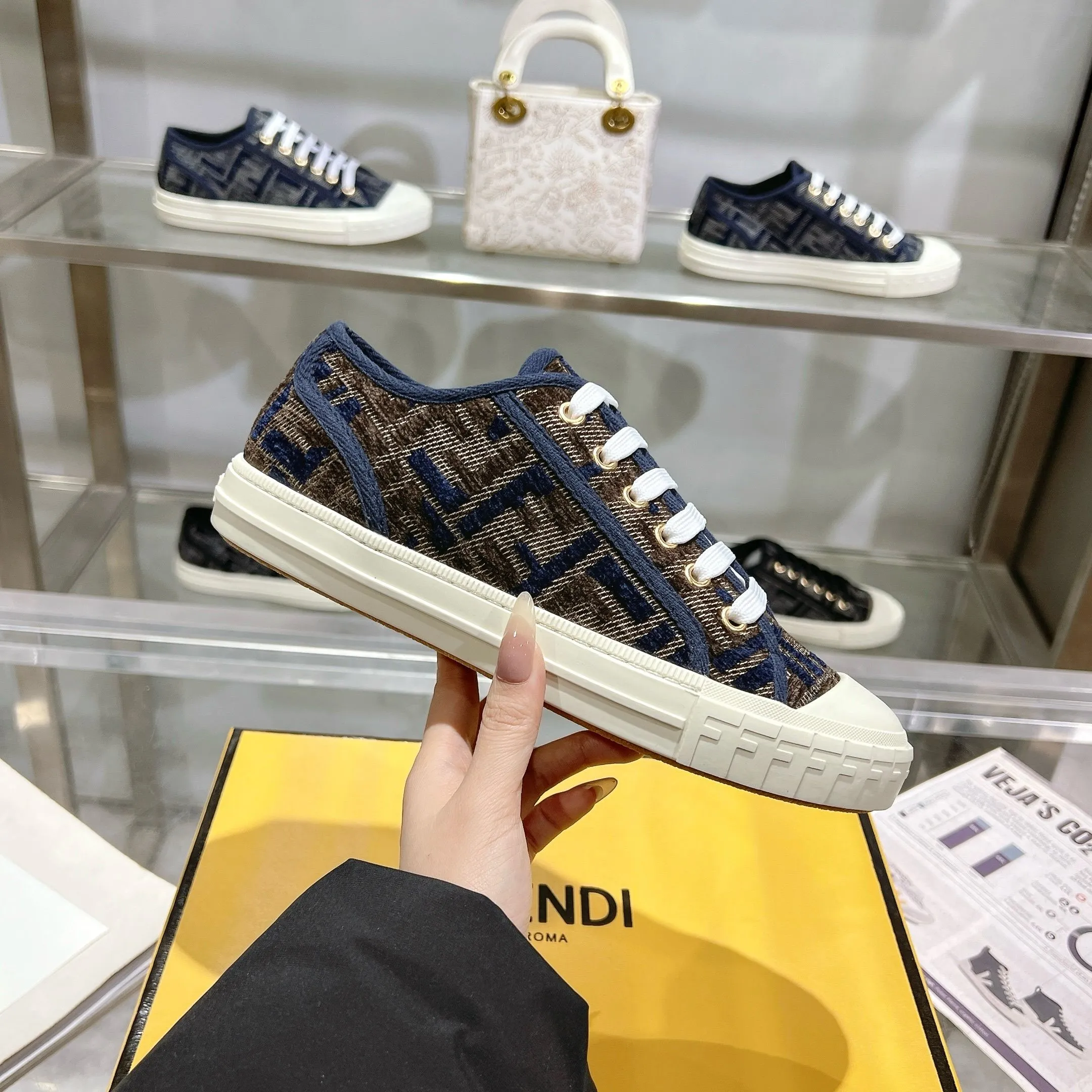 Couple style 💰460❤️Fendi Fendi's latest couple canvas shoes ❑ Fabric: Original customized imported jacquard canvas material ❑ Inner lining: Imported canvas material ❑ Sole: Original molded non-slip TPU outsole ❑ Bottom thickness: 2.5cm ❑ Size: Women's 35-40/Men's 39-45